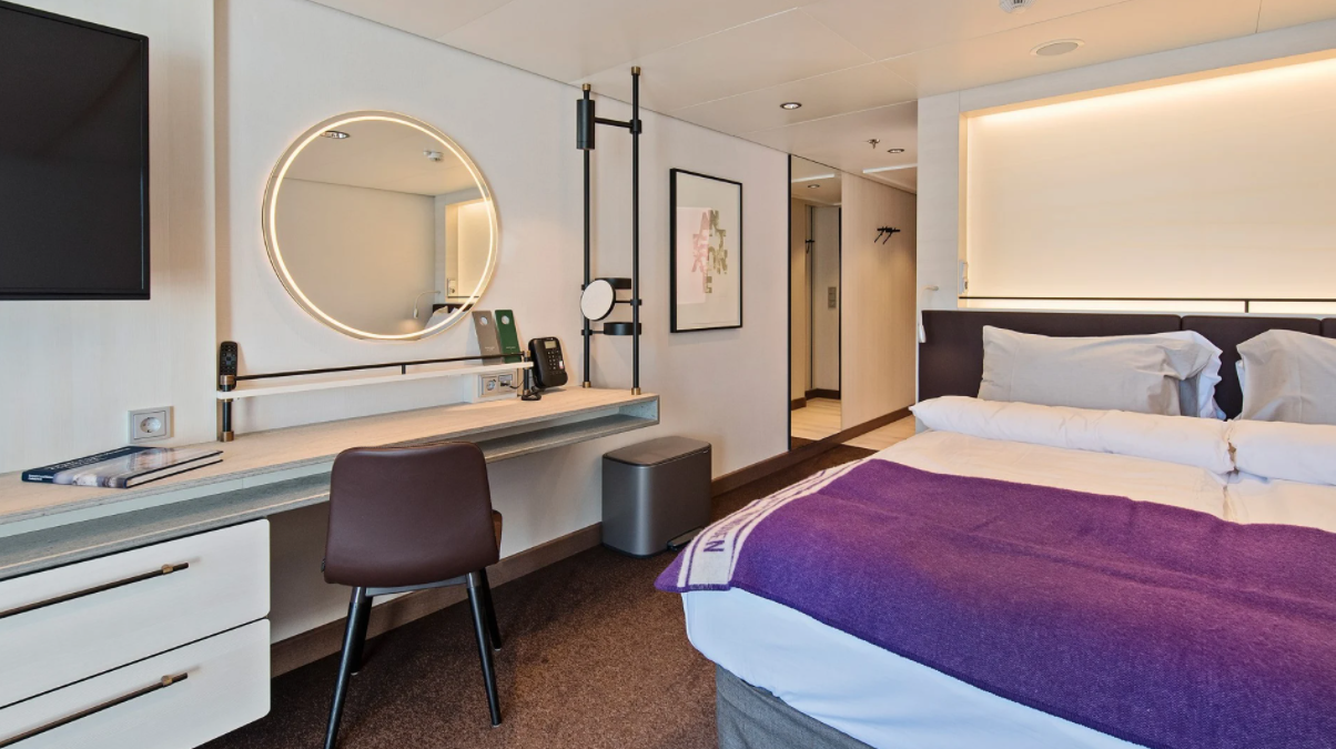 Hurtigruten - MS Fridtjof Nansen - Expedition Suite ME 2.png
